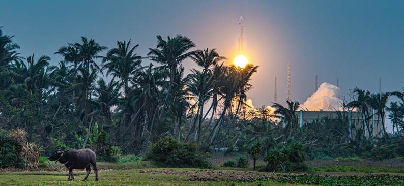 风摧未熄，野壤托光