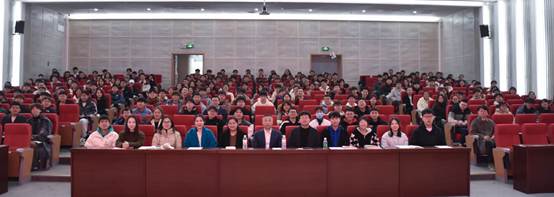 礼堂里有许多人 AI 生成的内容可能不正确。